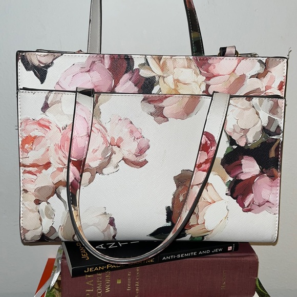 Purse with faux-acrylic painted roses, 5 interior pockets, 2 exterior, - Picture 3 of 4